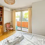 Deluxe 2 Bedroom Apartment With Parking