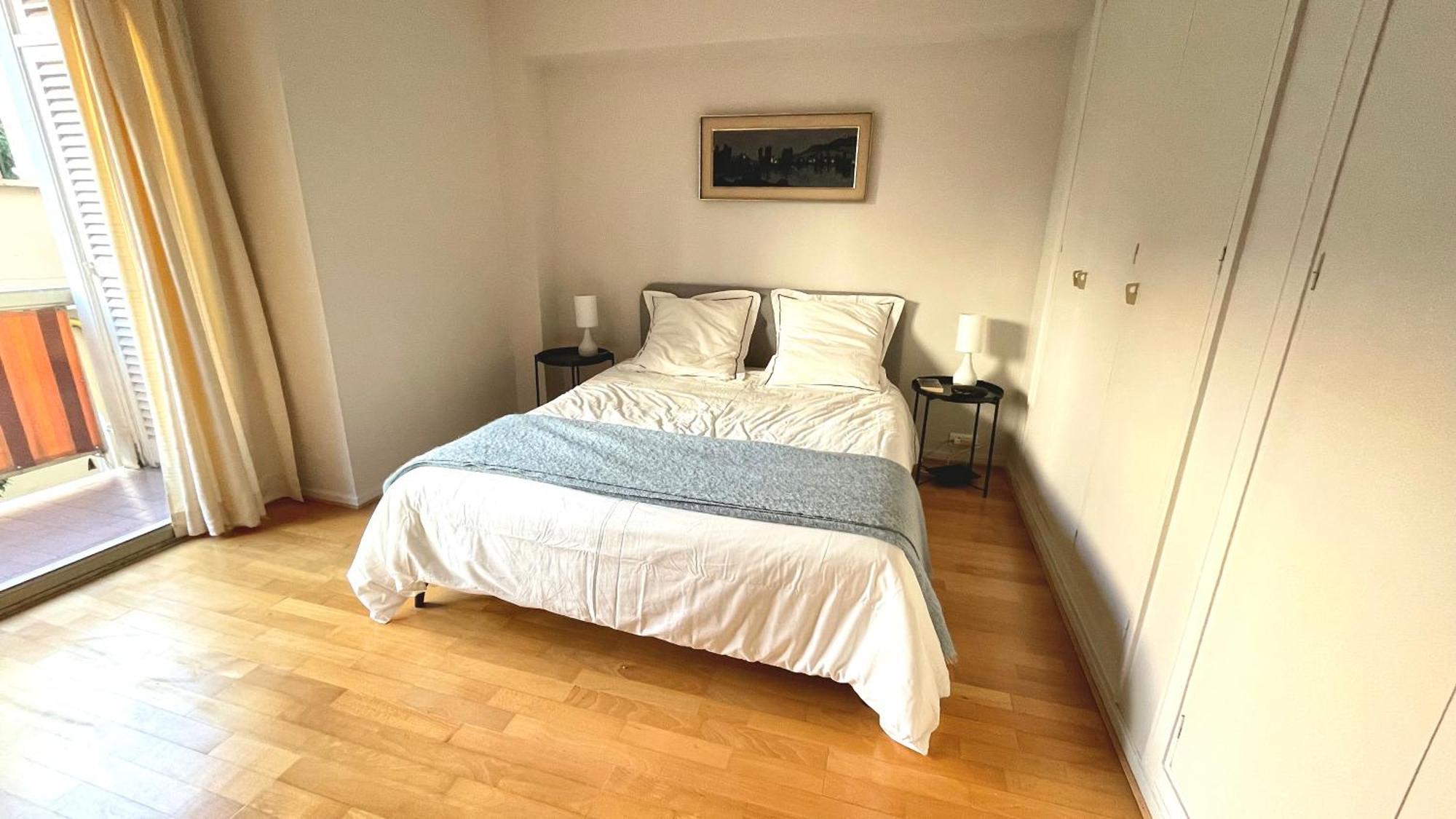 Apartment Deluxe 2 Bedroom Apartment With Parking
