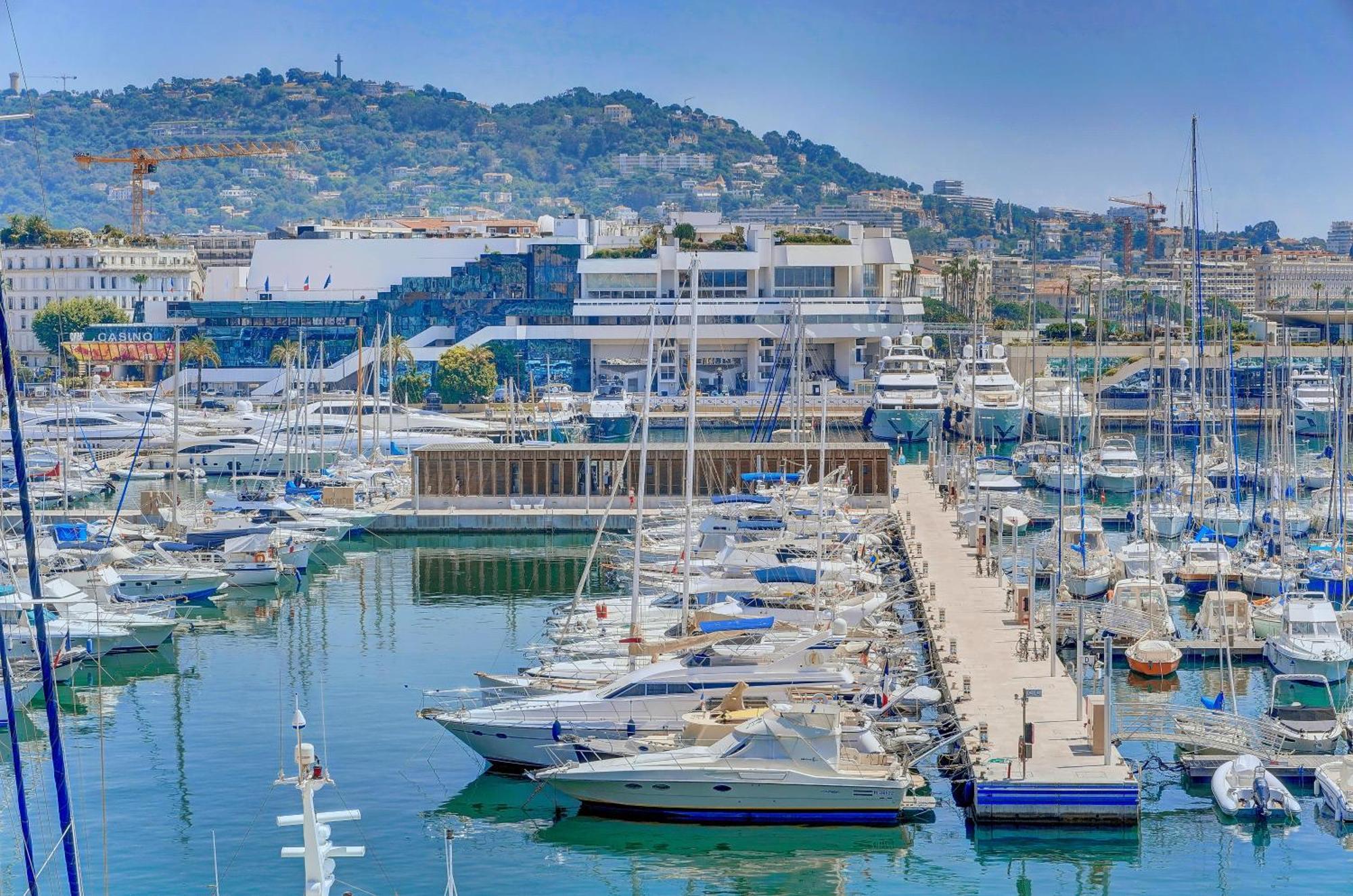 Deluxe 2 Bedroom Apartment With Parking Apartment Cannes