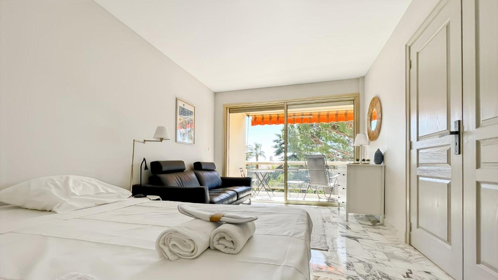 Deluxe 2 Bedroom Apartment With Parking Apartment *