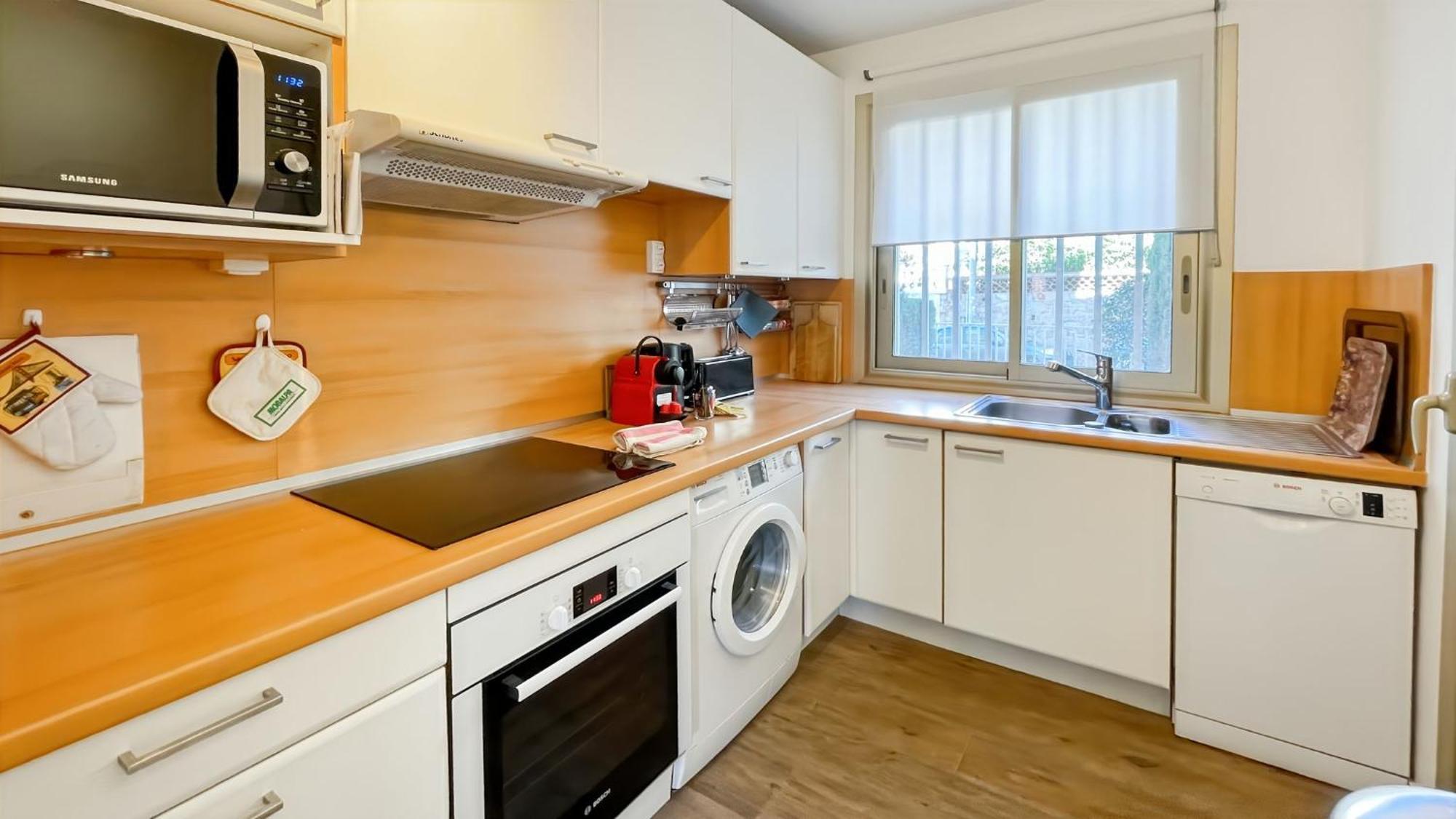 Apartment Deluxe 2 Bedroom Apartment With Parking *