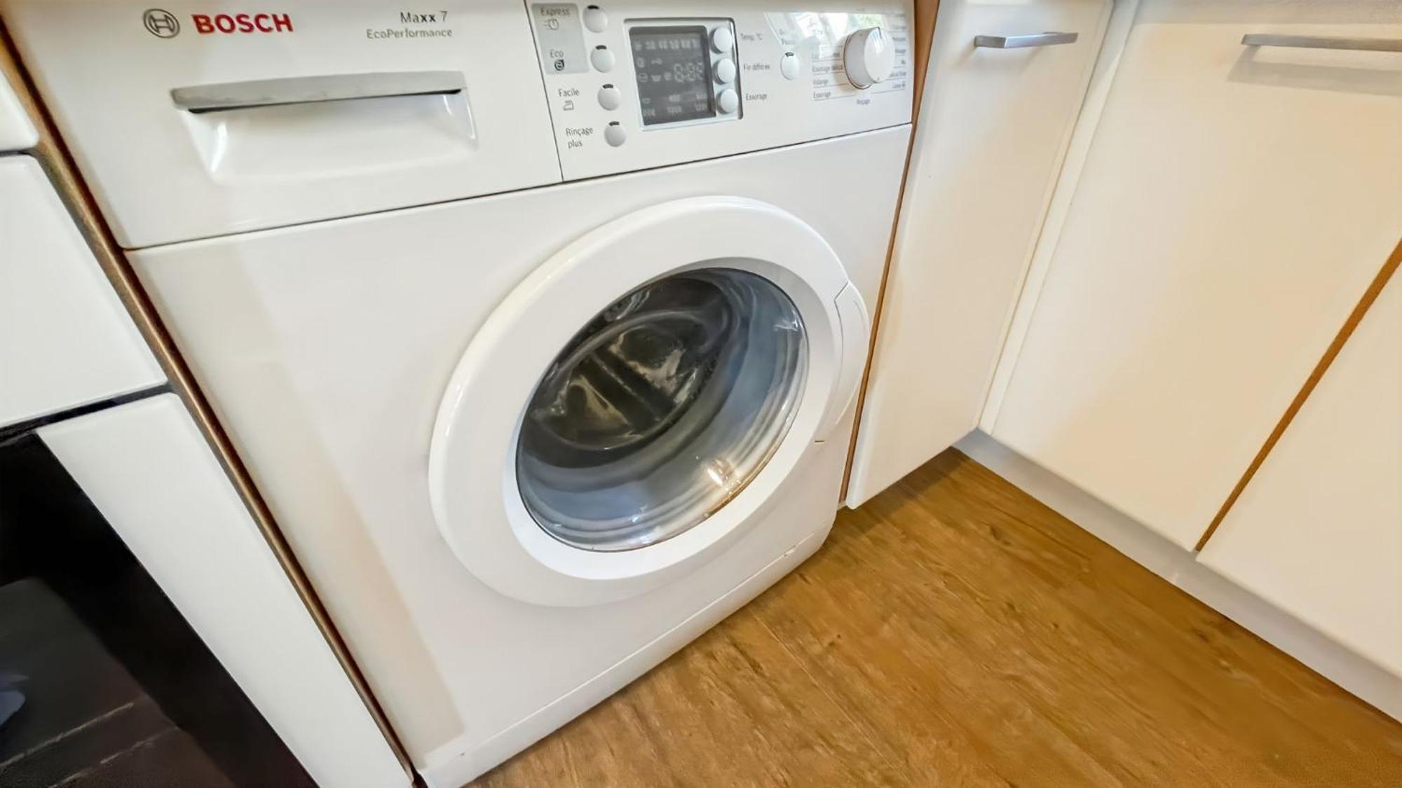 Deluxe 2 Bedroom Apartment With Parking Apartment