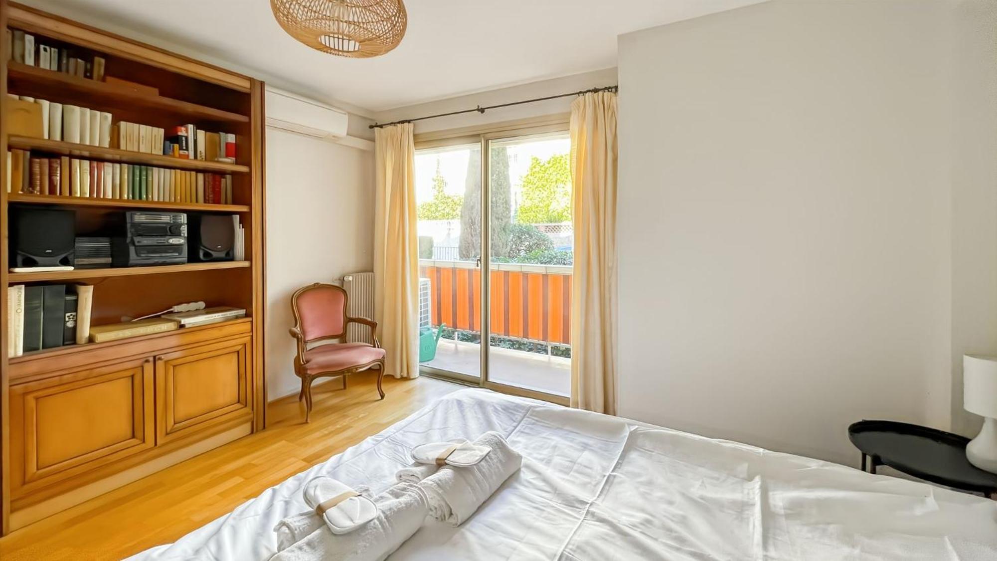 Deluxe 2 Bedroom Apartment With Parking Apartment *