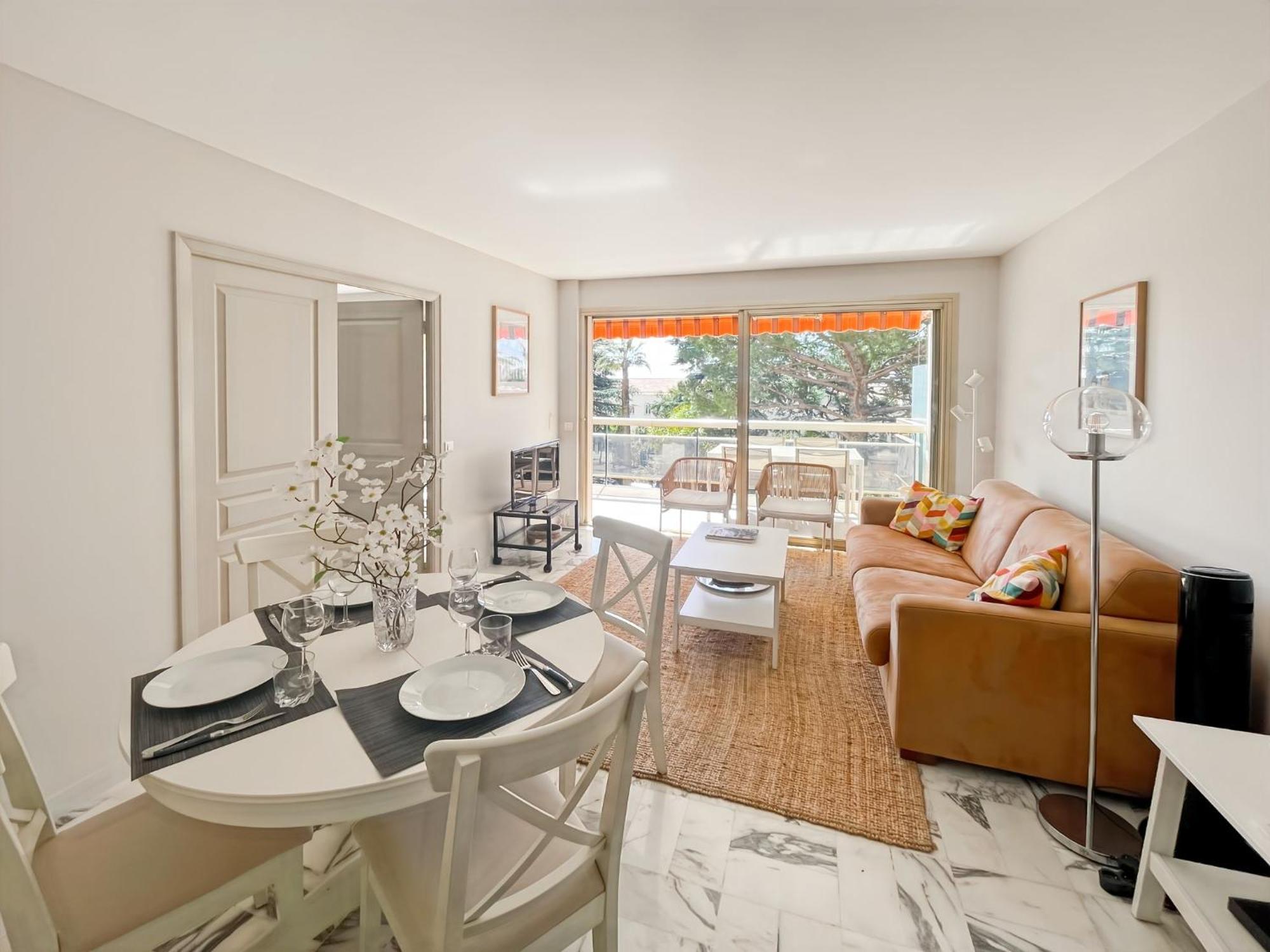 Apartment Deluxe 2 Bedroom Apartment With Parking *