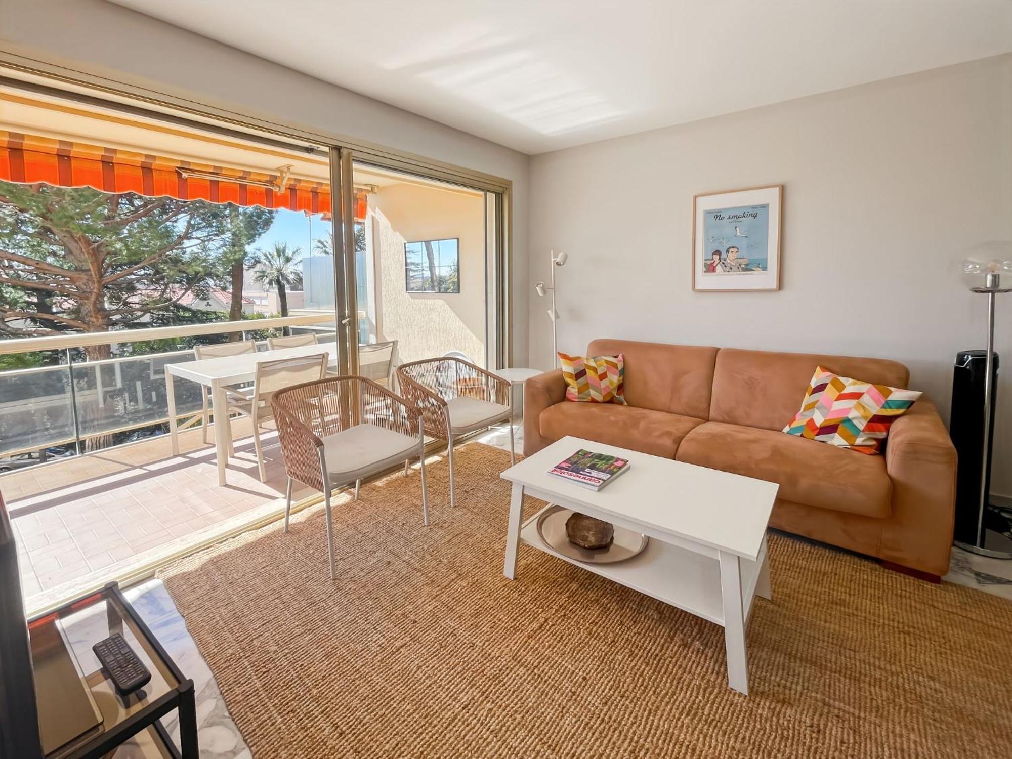 Deluxe 2 Bedroom Apartment With Parking