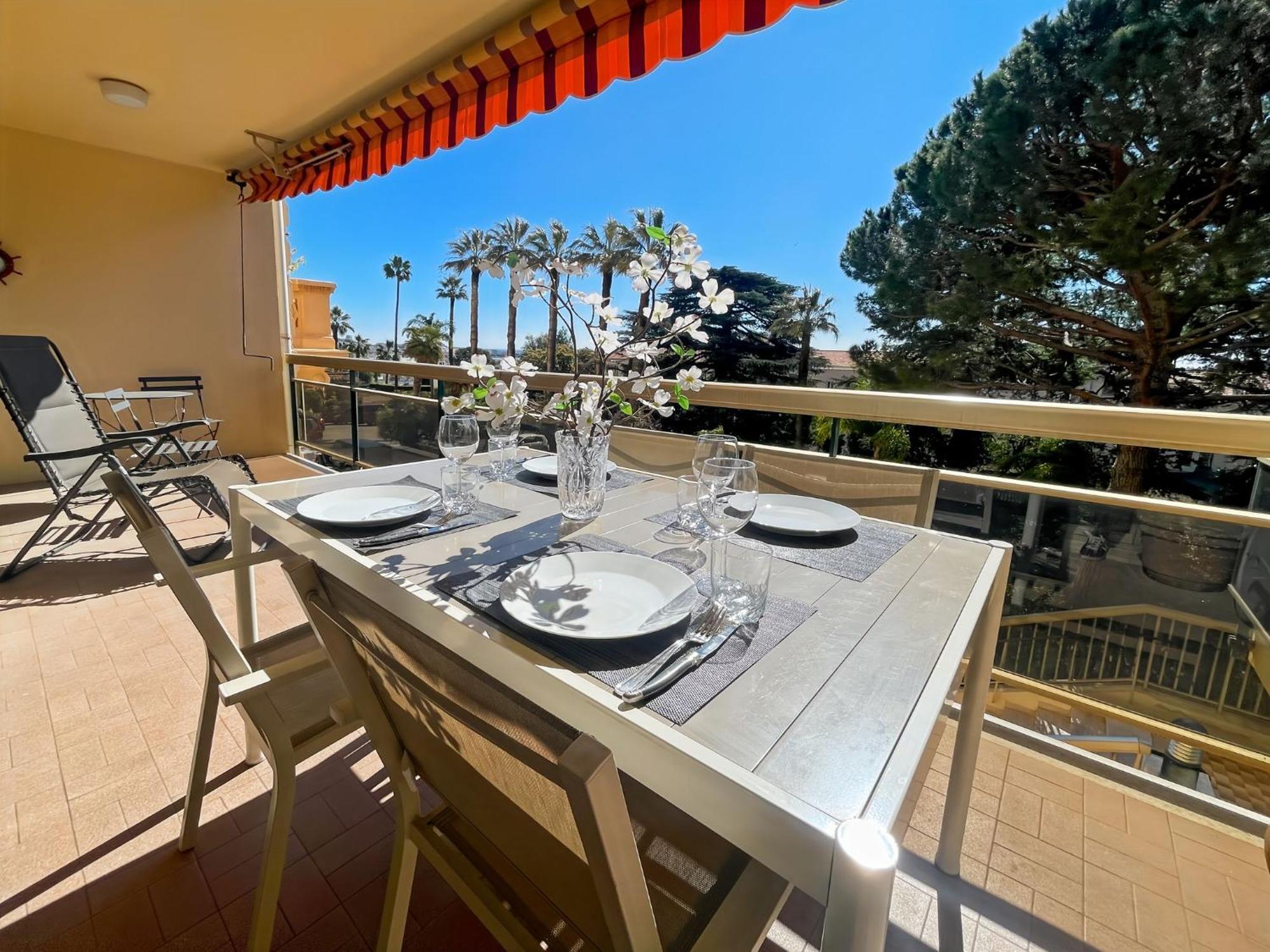 Deluxe 2 Bedroom Apartment With Parking Apartment